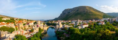Eski Köprüsü Mostar Panoraması bir güzel yaz günü, Bosna-Hersek