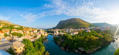 Eski Köprüsü Mostar Panoraması bir güzel yaz günü, Bosna-Hersek