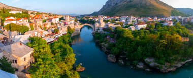 Eski Köprüsü Mostar Panoraması bir güzel yaz günü, Bosna-Hersek