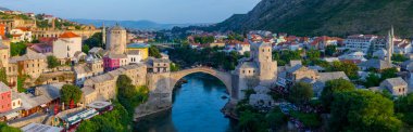 Eski Köprüsü Mostar Panoraması bir güzel yaz günü, Bosna-Hersek