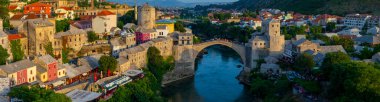 Eski Köprüsü Mostar Panoraması bir güzel yaz günü, Bosna-Hersek