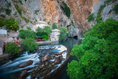 Blagaj kasabasındaki Buna Nehri pınarındaki Derviş manastırı ya da tekke. Konum: Blagaj, Mostar havzası, Hersek-Neretva Kantonu, Bosna-Hersek, Avrupa