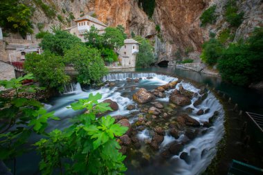 Blagaj kasabasındaki Buna Nehri pınarındaki Derviş manastırı ya da tekke. Konum: Blagaj, Mostar havzası, Hersek-Neretva Kantonu, Bosna-Hersek, Avrupa