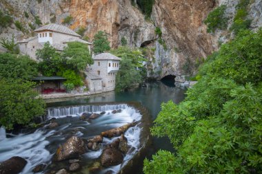 Blagaj kasabasındaki Buna Nehri pınarındaki Derviş manastırı ya da tekke. Konum: Blagaj, Mostar havzası, Hersek-Neretva Kantonu, Bosna-Hersek, Avrupa