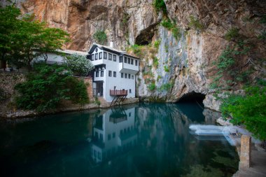 Blagaj kasabasındaki Buna Nehri pınarındaki Derviş manastırı ya da tekke. Konum: Blagaj, Mostar havzası, Hersek-Neretva Kantonu, Bosna-Hersek, Avrupa