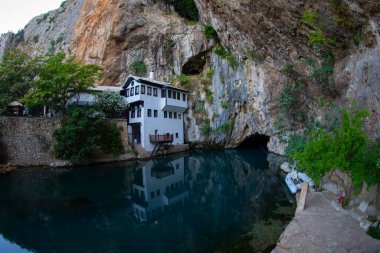 Blagaj kasabasındaki Buna Nehri pınarındaki Derviş manastırı ya da tekke. Konum: Blagaj, Mostar havzası, Hersek-Neretva Kantonu, Bosna-Hersek, Avrupa