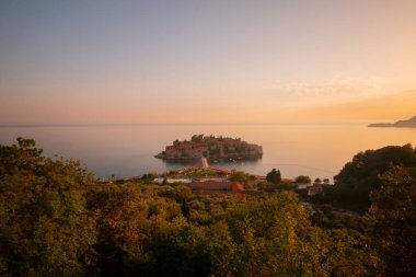 Karadağ 'ın antik Sveti Stefan kentinde yaz akşamı