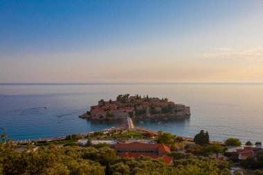 Karadağ 'ın antik Sveti Stefan kentinde yaz akşamı