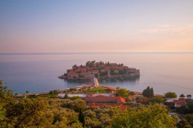 Karadağ 'ın antik Sveti Stefan kentinde yaz akşamı