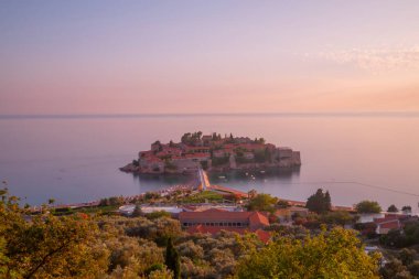 Karadağ 'ın antik Sveti Stefan kentinde yaz akşamı