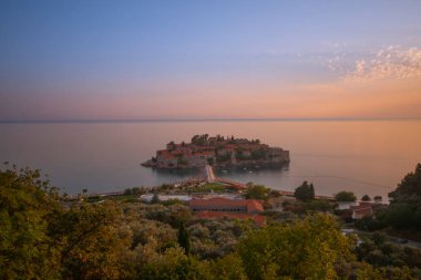 Karadağ 'ın antik Sveti Stefan kentinde yaz akşamı