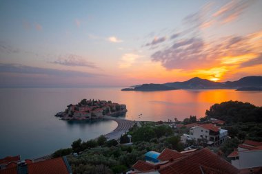 Karadağ 'ın antik Sveti Stefan kentinde yaz akşamı