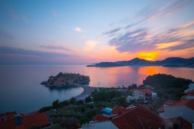 Karadağ 'ın antik Sveti Stefan kentinde yaz akşamı