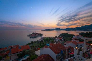 Karadağ 'ın antik Sveti Stefan kentinde yaz akşamı