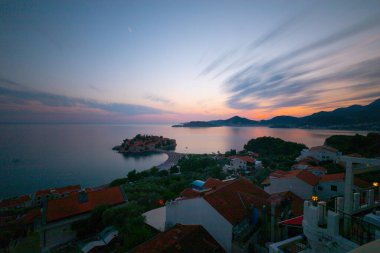 Karadağ 'ın antik Sveti Stefan kentinde yaz akşamı