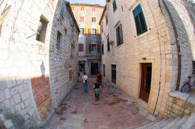 Kotor, Karadağ. Karadağ 'ın Kotor kentindeki eski kale. Kule ve duvar, arka planda dağ