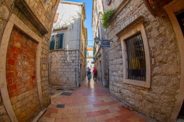 Kotor, Karadağ. Karadağ 'ın Kotor kentindeki eski kale. Kule ve duvar, arka planda dağ