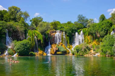 Bosna-Hersek 'teki Trebizat Nehri üzerindeki Kravice şelalesi