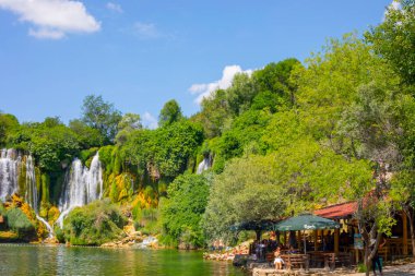 Bosna-Hersek 'teki Trebizat Nehri üzerindeki Kravice şelalesi