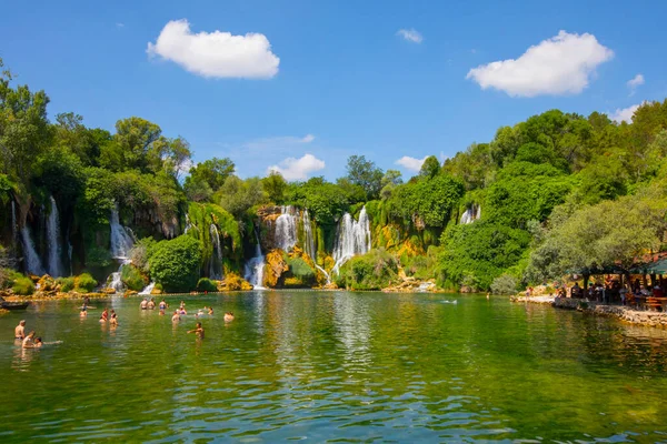 Bosna-Hersek 'teki Trebizat Nehri üzerindeki Kravice şelalesi