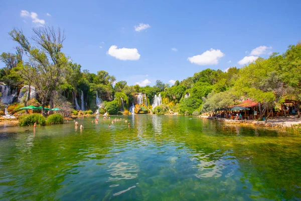 Bosna-Hersek 'teki Trebizat Nehri üzerindeki Kravice şelalesi