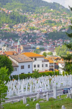  Soykırım kurbanları için Potocari, Srebrenica anıtı ve mezarlığı