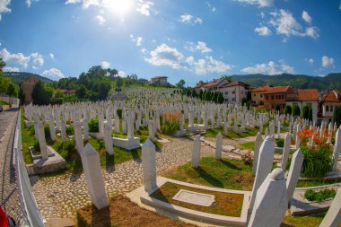  Soykırım kurbanları için Potocari, Srebrenica anıtı ve mezarlığı