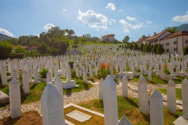  Soykırım kurbanları için Potocari, Srebrenica anıtı ve mezarlığı