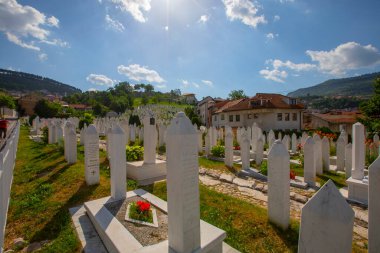  Soykırım kurbanları için Potocari, Srebrenica anıtı ve mezarlığı