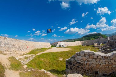 Bosna-Hersek bayrağı dalgalanırken arkamızda gökyüzü