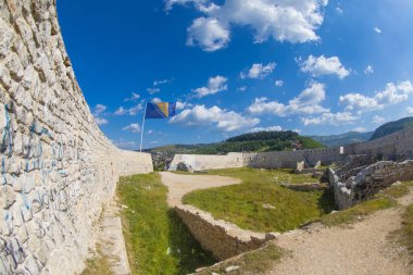 Bosna-Hersek bayrağı dalgalanırken arkamızda gökyüzü