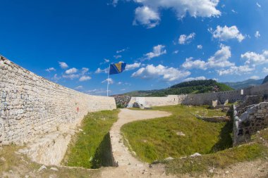Bosna-Hersek bayrağı dalgalanırken arkamızda gökyüzü