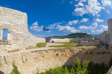 Bosna-Hersek bayrağı dalgalanırken arkamızda gökyüzü