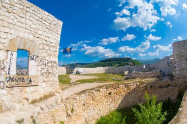 Bosna-Hersek bayrağı dalgalanırken arkamızda gökyüzü