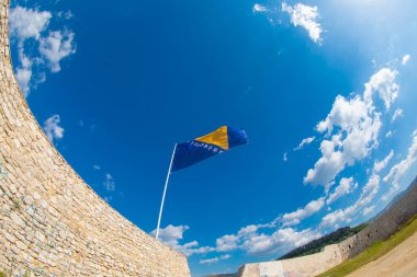 Bosna-Hersek bayrağı dalgalanırken arkamızda gökyüzü