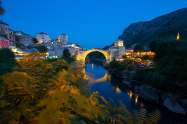 Akşamları Mostar Köprüsü ve şimşek çakar