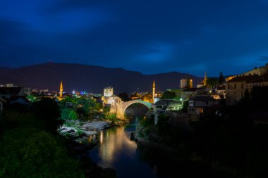 Akşamları Mostar Köprüsü ve şimşek çakar