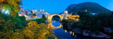 Akşamları Mostar Köprüsü ve şimşek çakar