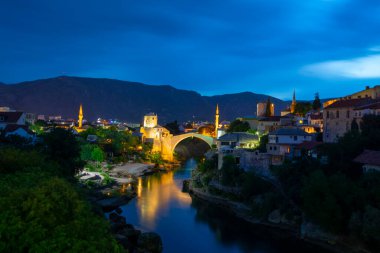 Akşamları Mostar Köprüsü ve şimşek çakar