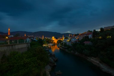 Akşamları Mostar Köprüsü ve şimşek çakar