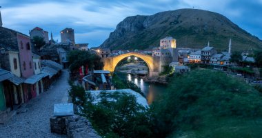 Akşamları Mostar Köprüsü ve şimşek çakar