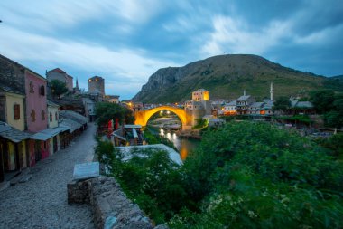 Akşamları Mostar Köprüsü ve şimşek çakar