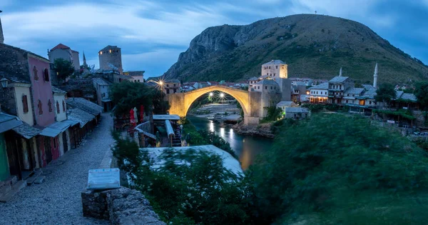 Mostar Bridge Uderzenia Pioruna Godzinach Wieczornych — Zdjęcie stockowe