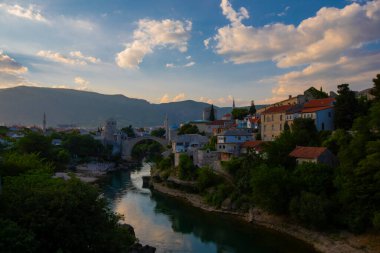 Neretva Nehri Mostar, Bosna ve Hersek, eski köprüde bir günbatımı güzel bir görünümü