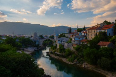 Neretva Nehri Mostar, Bosna ve Hersek, eski köprüde bir günbatımı güzel bir görünümü