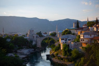 Neretva Nehri Mostar, Bosna ve Hersek, eski köprüde bir günbatımı güzel bir görünümü