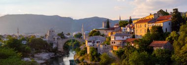Neretva Nehri Mostar, Bosna ve Hersek, eski köprüde bir günbatımı güzel bir görünümü