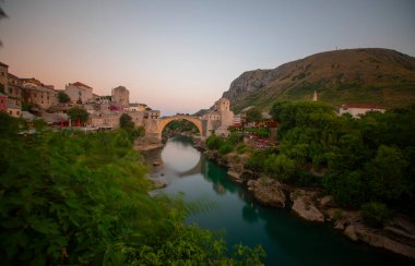 Neretva Nehri Mostar, Bosna ve Hersek, eski köprüde bir günbatımı güzel bir görünümü