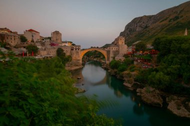 Neretva Nehri Mostar, Bosna ve Hersek, eski köprüde bir günbatımı güzel bir görünümü