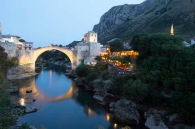 Neretva Nehri Mostar, Bosna ve Hersek, eski köprüde bir günbatımı güzel bir görünümü